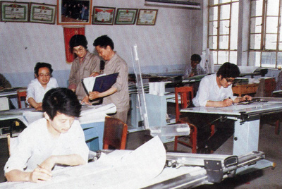 從1984年第一季度到抓管理上登記全面提高企業(yè)素質(zhì)驗收前，采取分線檢查、總結(jié)成績、找出差距、提出措施、限期整改的方法，使各項工作在整頓中鞏固提高，在鞏固提高中進行再整頓，再提高。