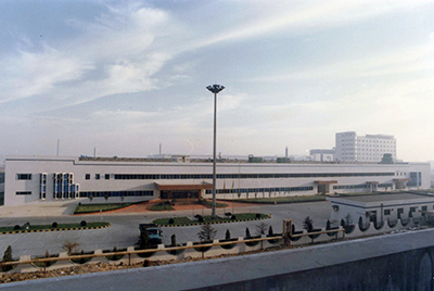 1995年5月30日，山推與日本小松株式會社合資成立小松山推工程機械有限公司