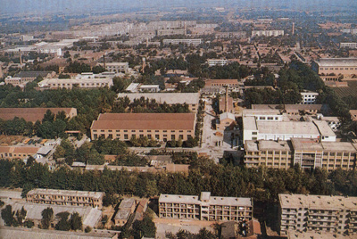 推土機總廠本部廠區(qū)。山東推土機總廠建立時，固定資產(chǎn)原值為2569萬元，占地面積為517538平方米，建筑面積為170861平方米。