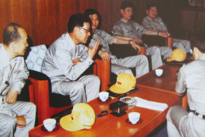 為了學(xué)習(xí)外國先進技術(shù)和管理方法，前往引進技術(shù)與設(shè)備的國家進行實地考察。薛仲光廠長在日本。