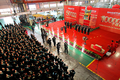 推土機事業(yè)部總裝工廠隆重舉行推土機第50000臺下線慶典儀式。這一激動人心的歷史時刻標(biāo)志著50000臺不僅僅是一個數(shù)量的積累，更是山推管理水平、生產(chǎn)規(guī)模、制造技術(shù)、研發(fā)能力、銷售能力等綜合能力的體現(xiàn)，標(biāo)志著山推推土機產(chǎn)業(yè)整體實力進一步增強，是從量變到質(zhì)變的飛躍。
