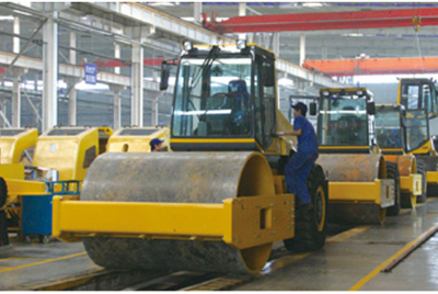 2002年2月，由履帶廠開發(fā)研制的YZ18液壓振動壓路機，順利下線。
