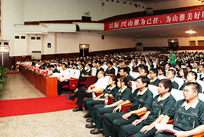 作為推動企業(yè)加快發(fā)展三大平臺之一的人力資源管理提升工作，將是當(dāng)前和今后一段時期山推股份人力資源管理的首要任務(wù)。