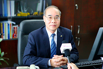 張秀文董事長在接受中國山東網(wǎng)專題采訪時，就公司踐行“厚道魯商”倡樹行動進行回答，介紹了山推把“仁義、誠信、厚道”的文化精髓融入到生產(chǎn)經(jīng)營的全過程的典型做法和“誠敬做產(chǎn)品，誠信做企業(yè)”的經(jīng)營理念，在工程機械行業(yè)樹立起了“厚德堅韌”的山東國企形象