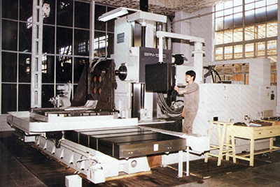 BPN-13B(R4)數(shù)控臥式加工中心。廠房擴建加大，設(shè)備填平補齊，增加精、大、稀設(shè)備，新上生產(chǎn)線，提高企業(yè)裝備素質(zhì)，使山推廠成為名副其實的大馬力推土機生產(chǎn)廠。