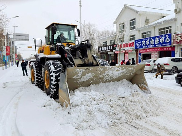 除雪保暢，山推鐵肩道義勇?lián)厝危? /> 
            <div   id=